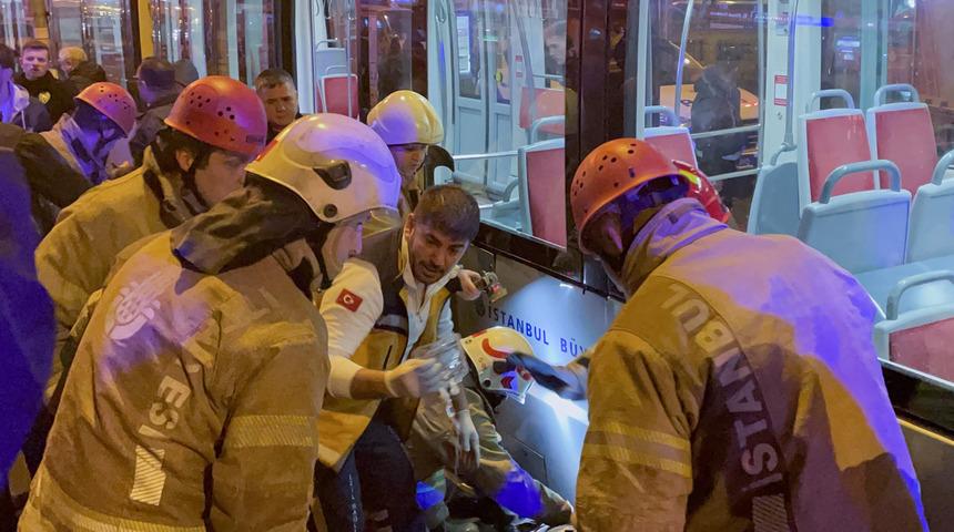 Cevizlibağ'da tramvayın çarptığı yabancı uyruklu kişi ağır yaralandı