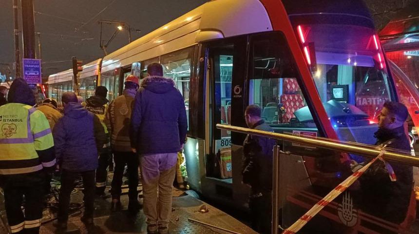İstanbul'da hareketli anlar! Bir kişi tramvayın altına sıkıştı