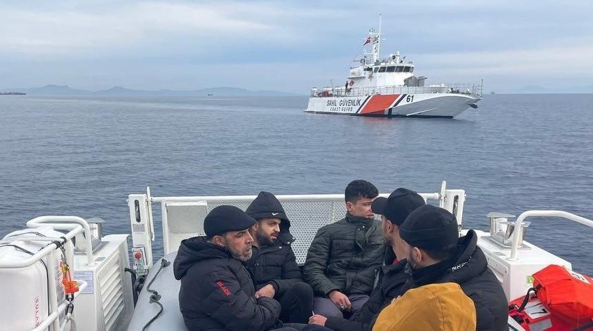 İzmir’de 54 göçmen kurtarıldı