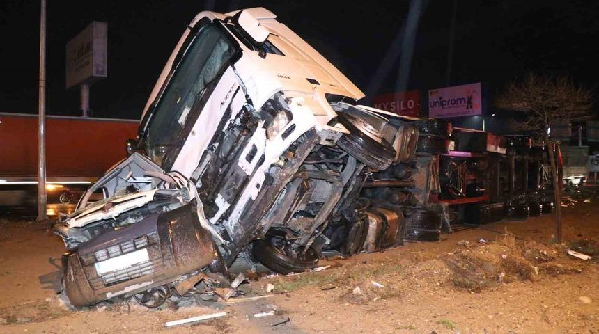 Tır hafif ticari araca çarptı: 2 ağır yaralı