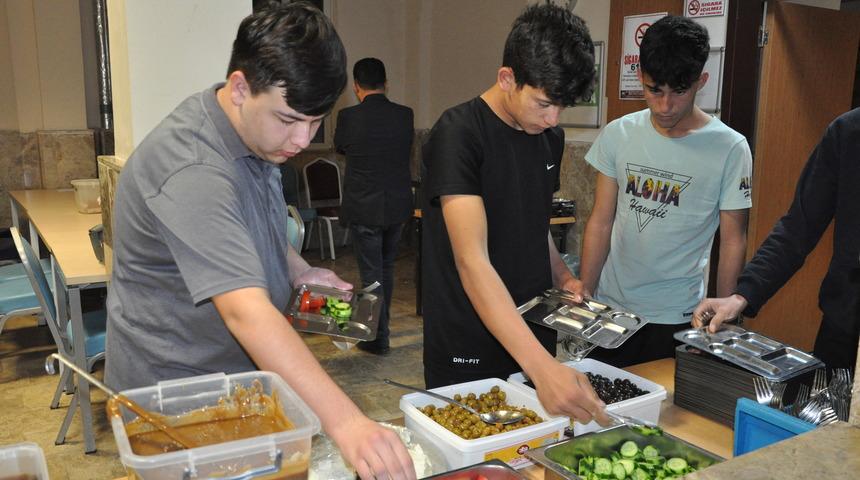 Mersin'deki depremzedeler ilk sahurlarını yaptı
