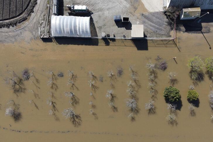 Kaliforniya aşırı yağış ve  şiddetli  fırtınayla mücadele ediyor! Tarım arazileri, yollar ve evler sular altında kaldı... Sel hayatı felç etti G2
