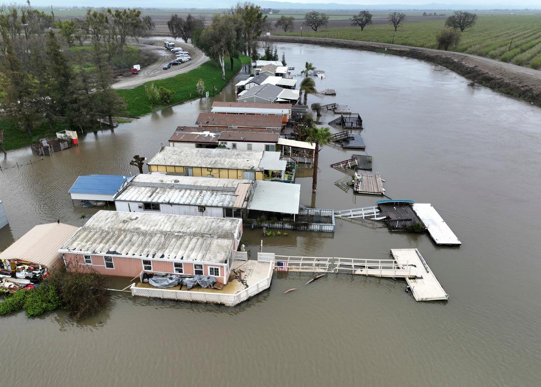 Kaliforniya aşırı yağış ve  şiddetli  fırtınayla m&uuml;cadele ediyor! Tarım arazileri, yollar ve evler sular altında kaldı... Sel hayatı fel&ccedil; etti
