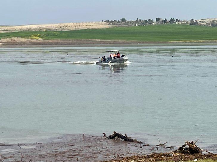 Şanlıurfa'da tırıyla sele kapılan sürücüyü arama çalışmaları sürüyor G2