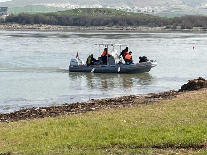 Şanlıurfa'da tırıyla sele kapılan sürücüyü arama çalışmaları sürüyor G3