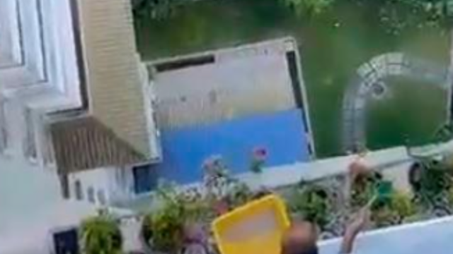 Komşusu balkondan dışarı dışkı attı! Bir anda ortalık karıştı