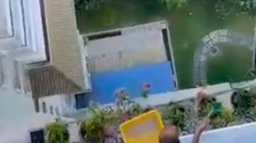 Apartman sakinleri arasında kavga çıktı! Komşusunun balkondan dışarı kedi dışkısı attı... Bir anda ortalık karıştı