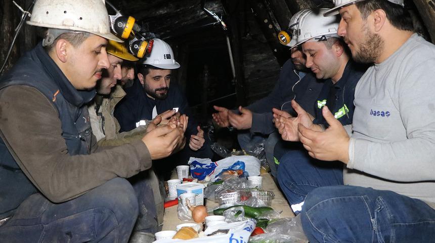 Madenciler yerin metrelerce altında ilk sahurunu yaptı