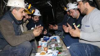 Madenciler yerin metrelerce altında ilk sahurunu yaptı