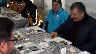 Bakan Koca, ilk sahurunu Hatay'da sağlık çalışanları ile yaptı