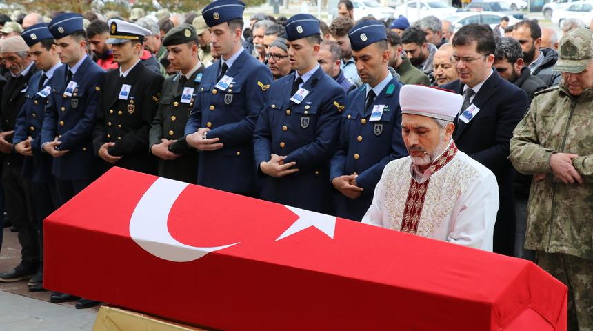 İzmir'de trafik kazasında ölen astsubayın cenazesi Erzincan'da toprağa verildi