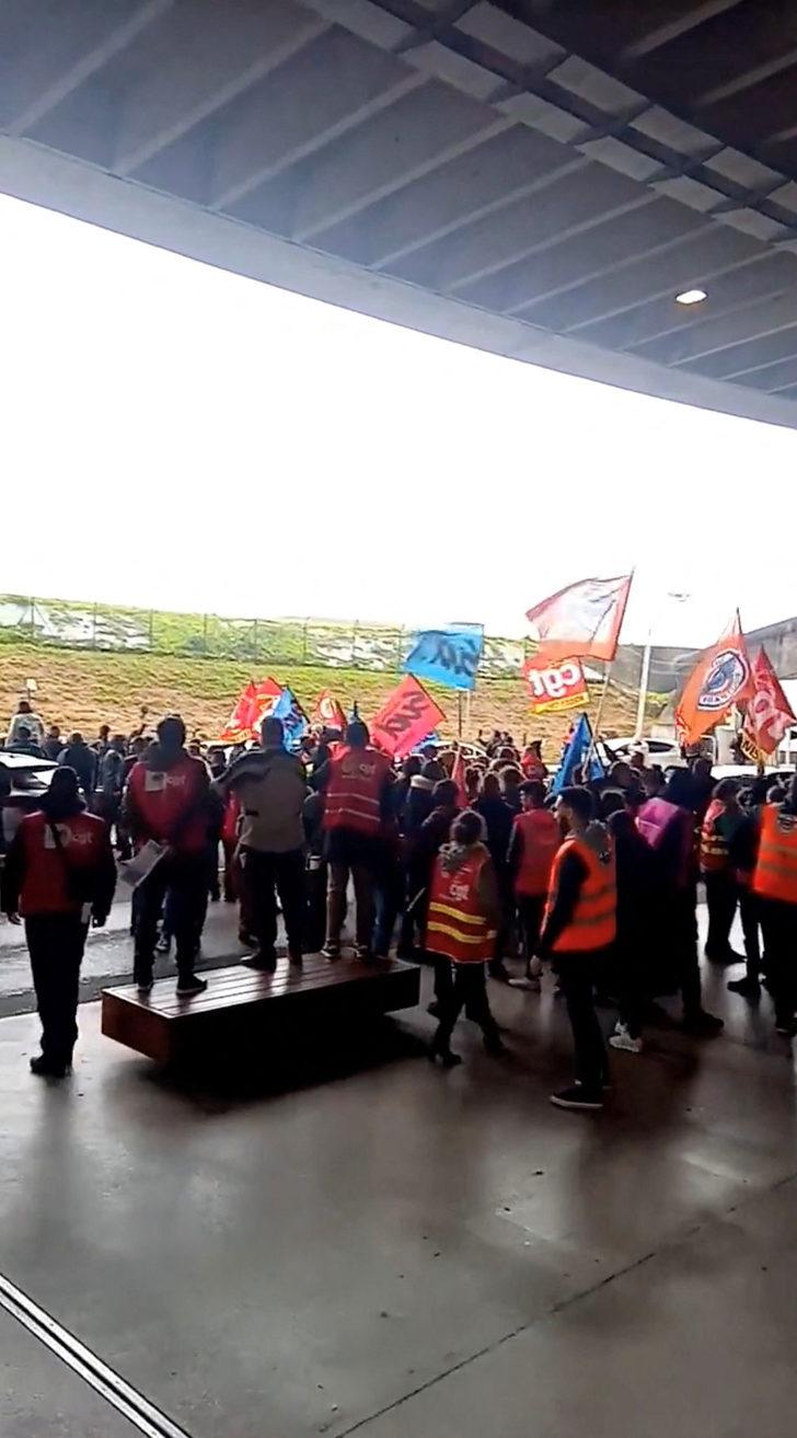 Fransa’da emeklilik yaşını 2 yıl daha uzatan karara tepkiler devam ediyor! Milyonlar sokağa döküldü... Göstericiler Paris Havalimanı'nın girişini kapattı G2