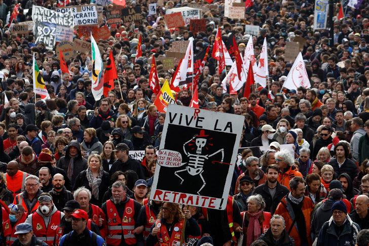 Fransa’da emeklilik yaşını 2 yıl daha uzatan karara tepkiler devam ediyor! Milyonlar sokağa döküldü... Göstericiler Paris Havalimanı'nın girişini kapattı G3