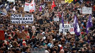 Fransa’da emeklilik yaşını 2 yıl daha uzatan karara tepkiler devam ediyor! Milyonlar sokağa döküldü... Göstericiler Paris Havalimanı'nın girişini kapattı