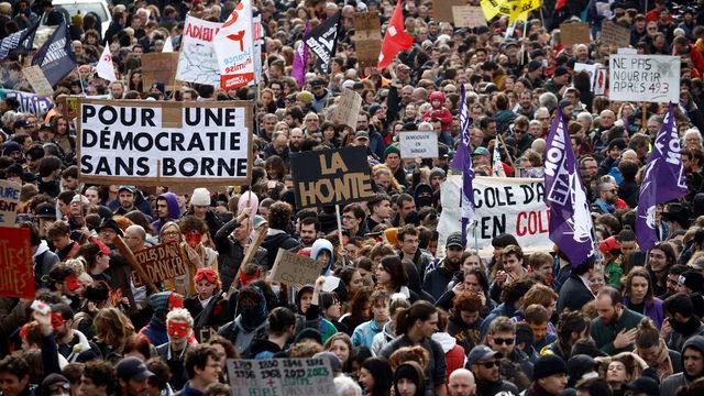 Fransa’da emeklilik yaşını 2 yıl daha uzatan karara tepkiler devam ediyor! Milyonlar sokağa döküldü... Göstericiler Paris Havalimanı'nın girişini kapattı