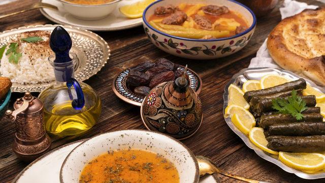 İftarda ve sahurda ne yemeliyiz? Diyetisten Murat Türkyılmaz'dan ramazan menüsü önerisi