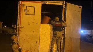 Akılalmaz görüntü! 'Ev eşyası var' deyip geçecekti... İçine bakınca onlarla karşılaştılar