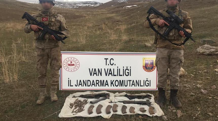 Başkale kırsalında PKK'ya ait silah ve m&uuml;himmat ele ge&ccedil;irildi