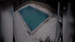 Deprem anına ait görüntüler dehşete düşürdü! Havuzda yaşananlar tsunamiyi andırdı