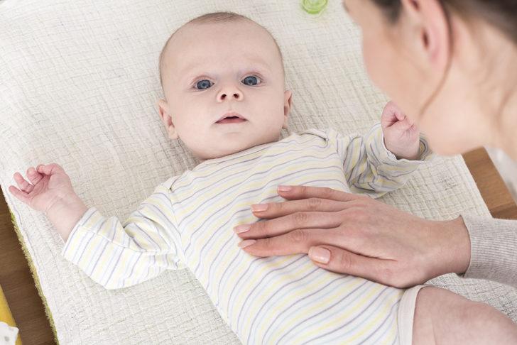 Bebeklerde refl belirtileri nelerdir, neden olur? Refl olan bebek nasl emzirilir, bebeklerde mide refls tedavisi nasldr?