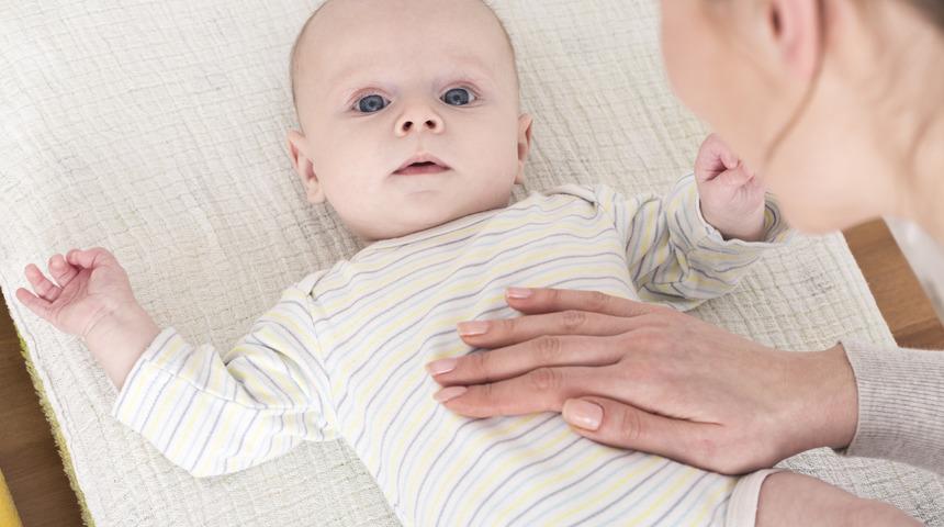 Bebeklerde reflü belirtileri nelerdir, neden olur? Reflü olan bebek nasıl emzirilir, bebeklerde mide reflüsü tedavisi nasıldır?