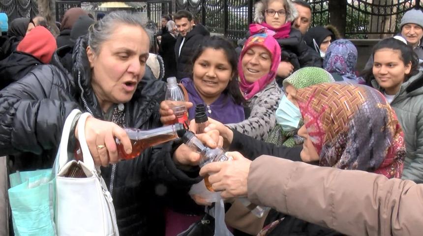 İlk iftar için oraya akın ettiler! Cüzdan ve ev anahtarlarını mermere sürerek...