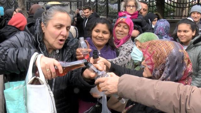 İlk iftar için oraya akın ettiler! Cüzdan ve ev anahtarlarını mermere sürerek...