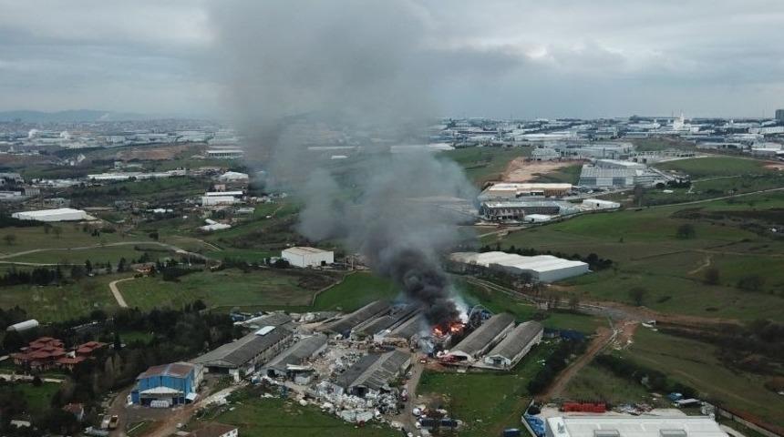 Kocaeli'de boya fabrikasının deposunda çıkan yangın söndürüldü