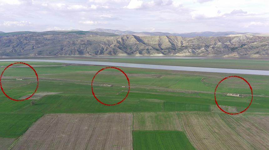 Elazığ'da kuraklık nedeniyle su çekildi! Baraj sahasındaki 83 yıllık tren istasyonu gün yüzüne çıktı