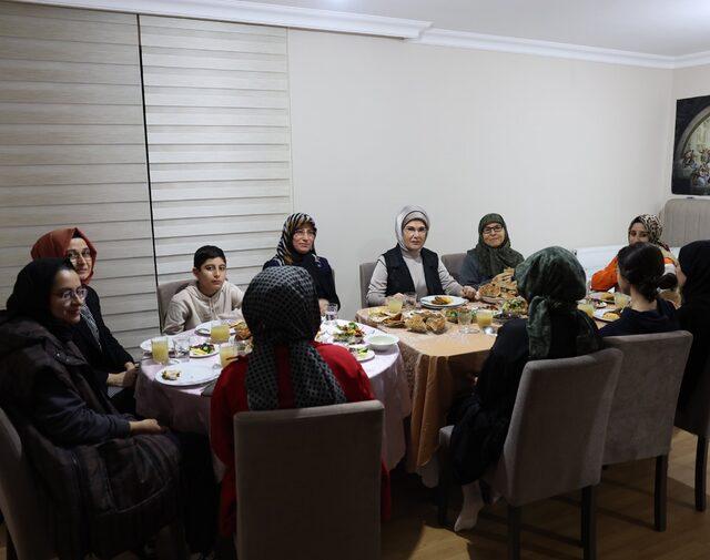 emine-erdogan-ilk-iftarini-ankaraya-yerlesen-depremzede-aile-ile-birlikte-yapti_9221_dhaphoto4