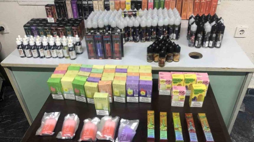 İzmir’de bir otomobilde 425 adet kaçak elektronik sigara malzemeleri ele geçirildi