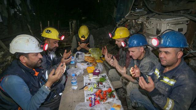Kütahya'da yerin 300 metre altında madenciler ilk iftarını yaptı