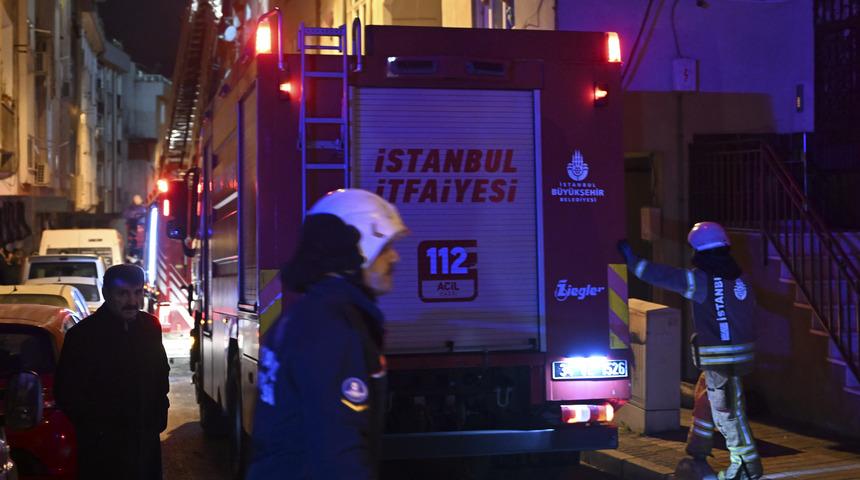 Bağcılar'da çatıda çıkan yangın söndürüldü