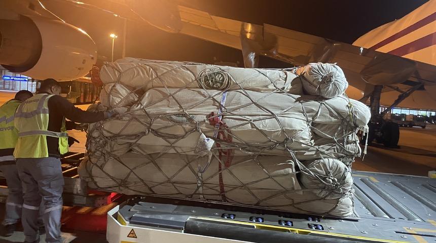 Pakistan'dan deprem bölgesine çadır taşıyan son uçak Adana'ya ulaştı