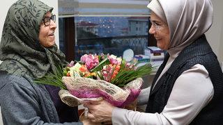 Emine Erdoğan, ilk iftarını Ankara'ya yerleşen depremzede aile ile birlikte yaptı