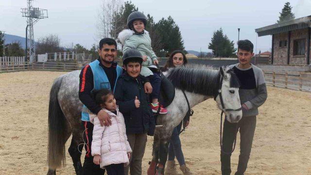 Depremi yaşayan özel çocuklar ata bindi, sevinçleri renkli görüntülere sahne oldu