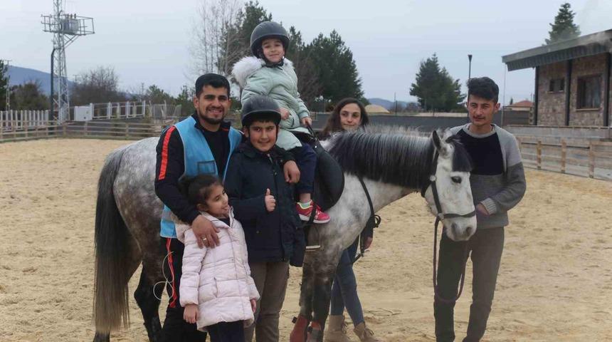 Depremi yaşayan özel çocuklar ata bindi, sevinçleri renkli görüntülere sahne oldu
