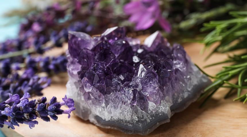 Ametist taşı faydaları nedir, ametist ne anlama gelir? Ametist taşı özellikleri nelerdir, ne işe yarar, nasıl temizlenir?