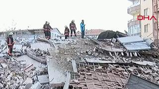 SON DAKİKA | Malatya'da 5 katlı ağır hasarlı bina çöktü! Ekipler enkazda arama başlattı