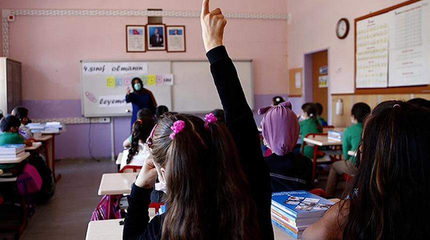 Herkes merak ediyordu: Bakan Özer'den ara tatil açıklaması! Öğretmenler de... Ramazan Bayramı detayı