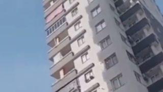 Adana’da ağır hasarlı binaya yemek siparişi götüren kurye böyle isyan etti! “35 TL’ye canımı mı vereyim?”