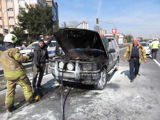 kadikoy039de-araci-yanan-surucunun-gozyaslari_8129_dhaphoto8