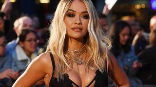  Deri büstiyer giyen Rita Ora göğüs dekoltesiyle nefes kesti!