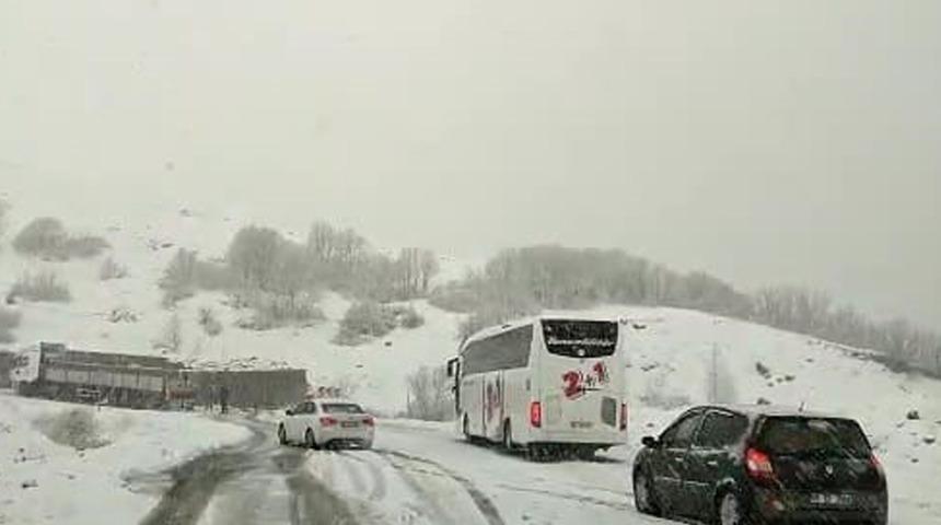 Tunceli'de kar yağışı! Erzincan kara yolunda trafik oluştu