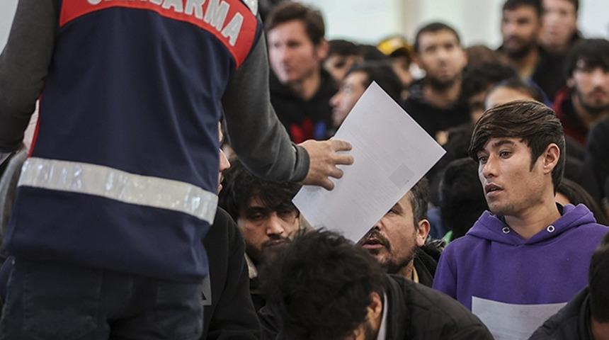 Son 1 haftada 2 bin 18 düzensiz göçmen sınır dışı edildi