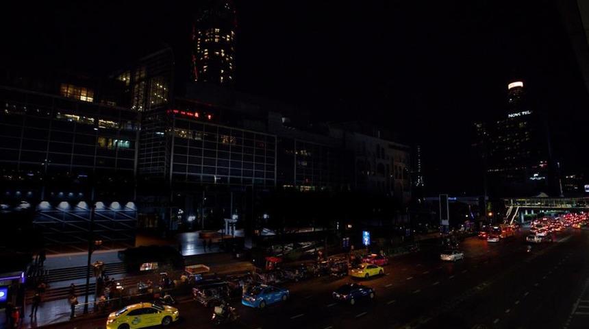 "Dünya Saati" etkinliğinde katıldılar: 8 milyon nüfuslu şehir karanlığa gömüldü!