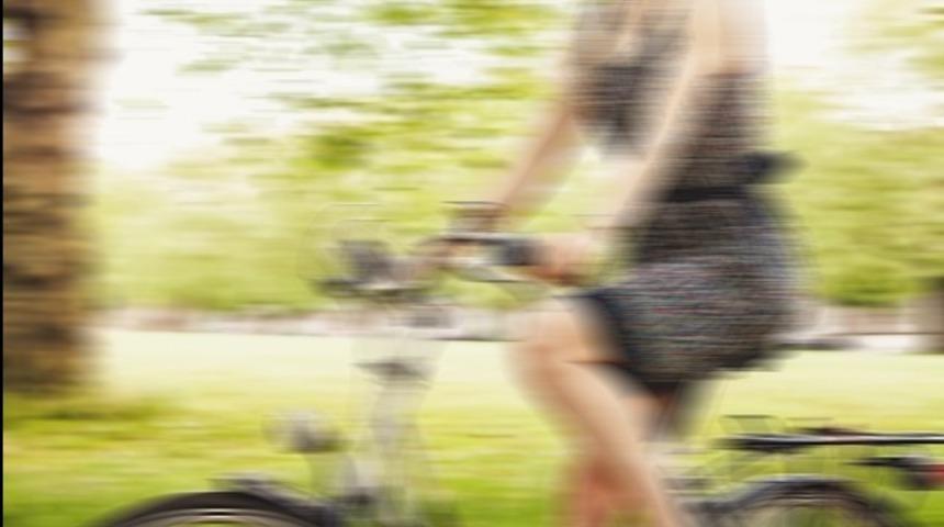 Bisiklete binen kadınlara saldırı: Evli kadınsın, utanmıyor musun?