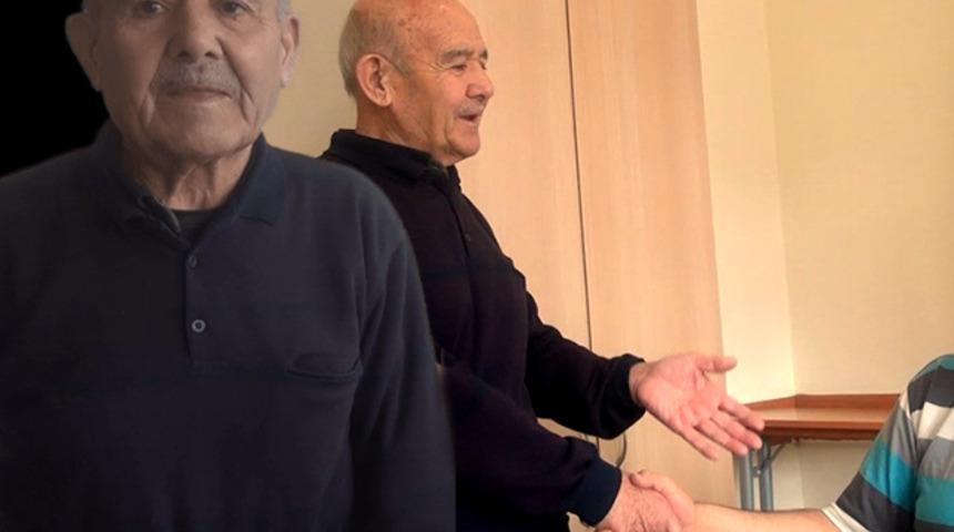 17 yıldır il il gezerek vatandaşları ikna ediyor! Hastane odasında bile m&uuml;cadelesini bırakmıyor... "Babamın dudağını kesip elime verdiler" deyip a&ccedil;tığı 'savaşı' anlattı 