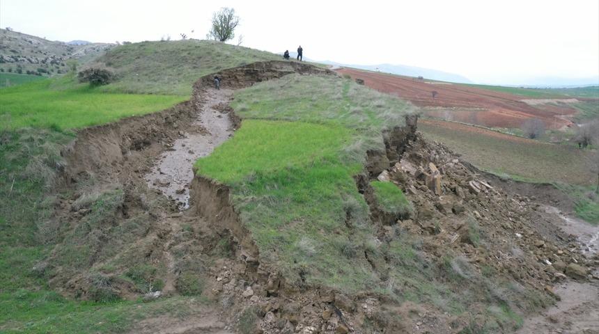 Dehşete düşüren görüntü: Adıyaman'da deprem tepeyi ikiye ayırdı! 'Gördüğümüzde biz de şaşırdık'