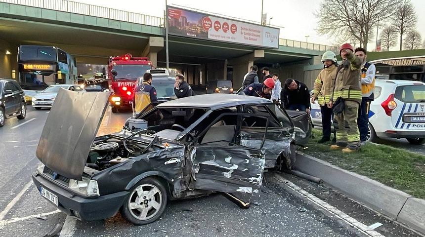 Zeytinburnu'nda iki otomobilin çarpıştığı kazada 3 kişi yaralandı